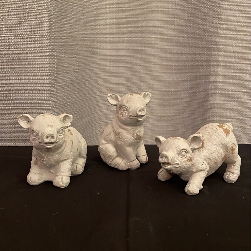 Vintage-style pig figurines (set of 3)